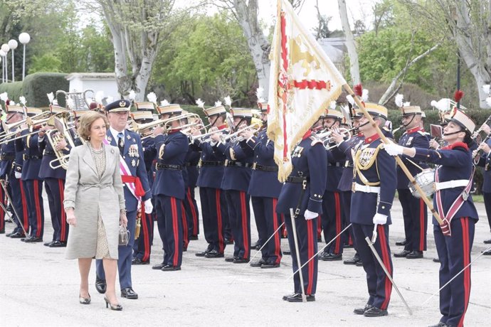 La Reina Doña Sofía preside la Jura de Bandera en el Acuartelamiento de la Guardia Real.