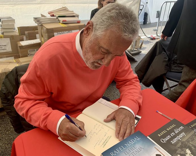 L'escriptor Rafel Nadal durant la Diada de Sant Jordi, a Barcelona
