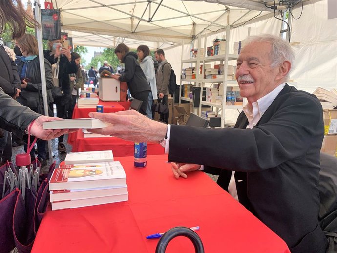 L'escriptor Eduardo Mendoza durant la Diada de Sant Jordi, a Barcelona