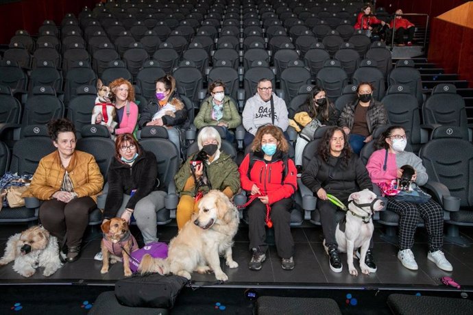 Pase 'dog friendly' para perros y sus dueños en Gijón con motivo del estreno de 'Dog: un viaje salvaje'.