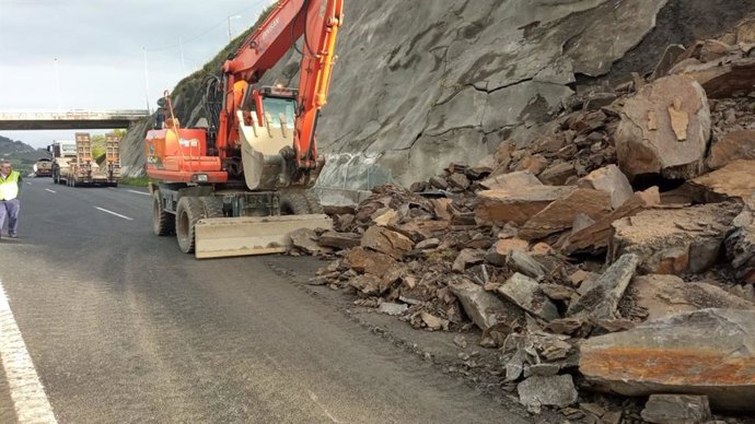 Labores de retirada del desprendimiento en la A-8, en el límite entre Cantabria y Vizcaya