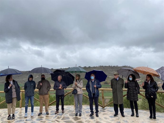 Inauguración del mirador dedicado a Miguel Delibes en Valdecañas de Cerrato (Palencia).