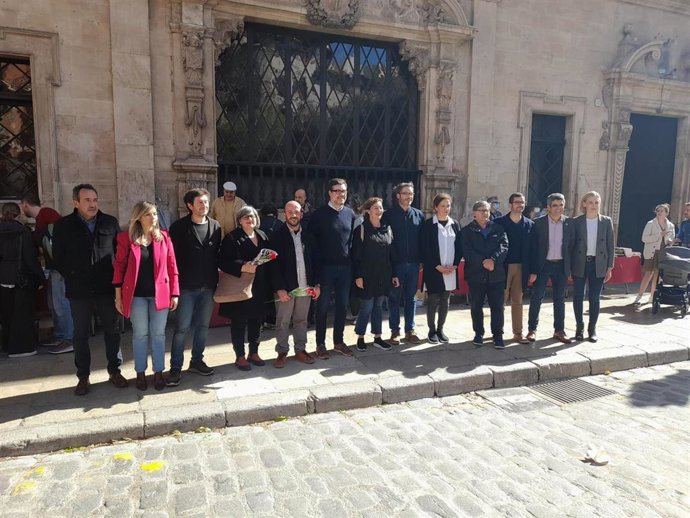 Representantes institucionales antes de iniciar el paseo por las paradas de los libreros.