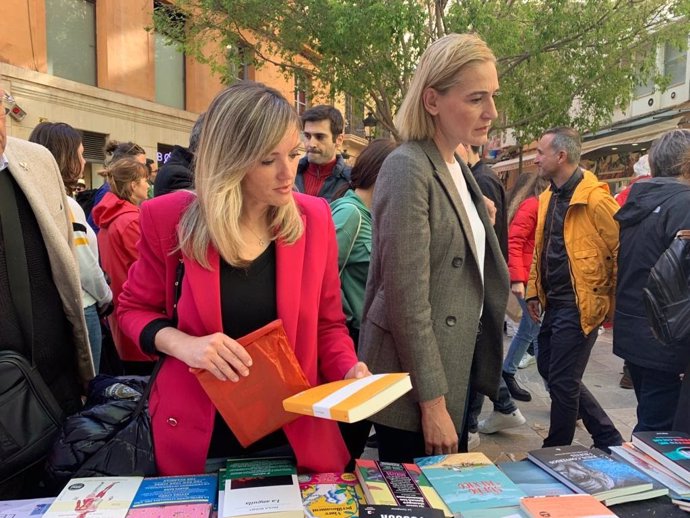 Guasp y Pomar, durante su visita a las paradas de venta de libros en Palma.