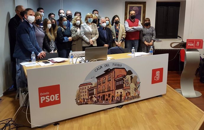 La candidata a la Secretaría General de  la Agrupación Municipal Socialista de Oviedo (AMSO-PSOE),Delia Losa, con los miembros de su lista para integrar la Comisión Ejecutiva local.