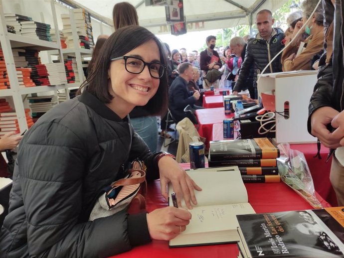 La escritora y periodista Inés Martín Rodrigo firma en Sant Jordi en Barcelona