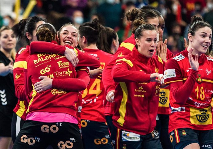 Archivo - Paula Arcos, jugadora de la selección española de balonmano, abrazada por sus compañeras tras una victoria