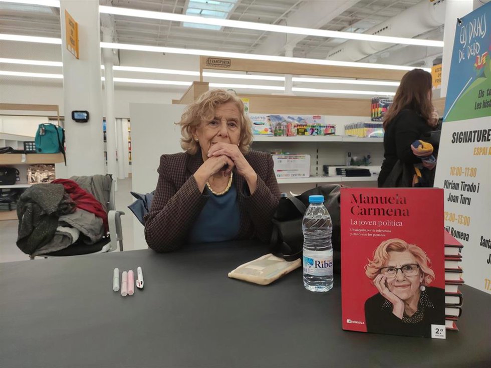 La jueza emérita y exalcaldesa de Madrid, Manuela Carmena, durante la Diada de Sant Jordi