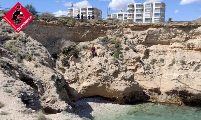 Rescatado un joven tras precipitarse por un acantilado cuando practicaba senderismo en El Campello