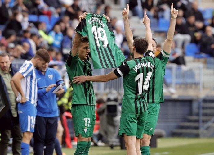 El Eibar vence al Málaga y dedica el triunfo a su jugador Stoichkov tras el fallecimiento de su padre