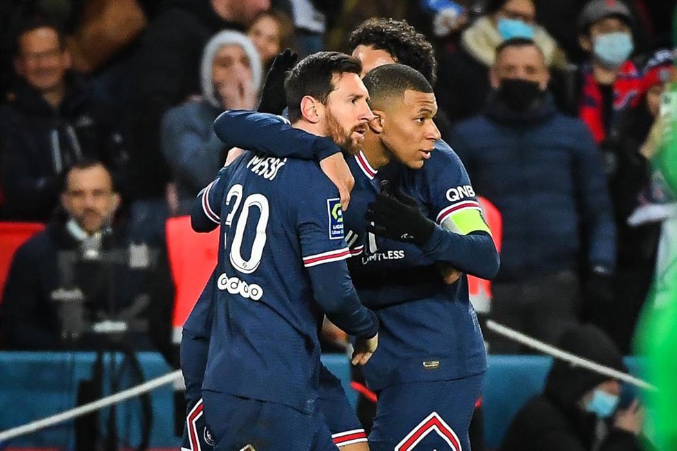 Archivo - Leo Messi y Kylian Mbappé celebran un tanto con el PSG