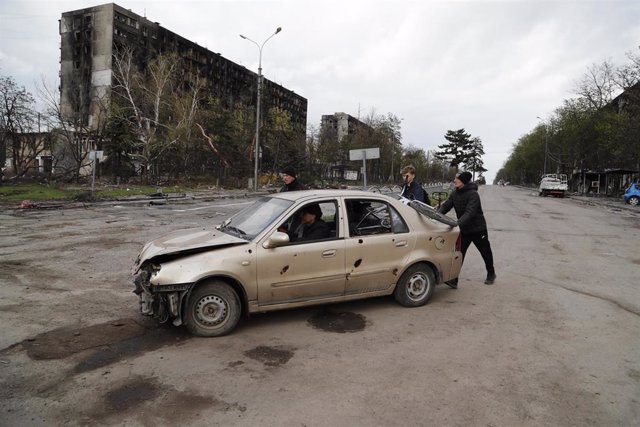 Vehículo dañado en la ciudad ucraniana de Mariúpol