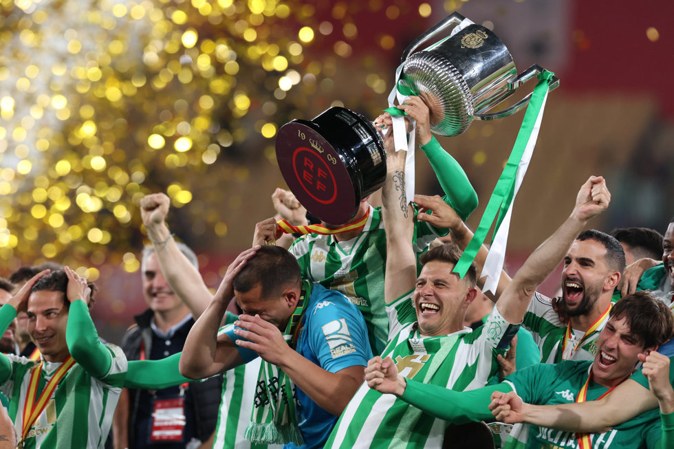 Joaquín levanta la Copa del Rey al cielo de Sevilla tras vencer al Valencia en la final