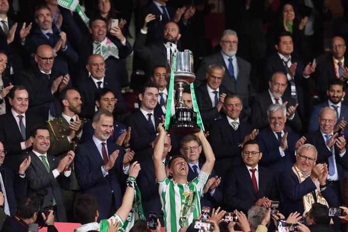 Joaquín levanta la copa tras conquistar el título en La Cartuja con el Real Betis