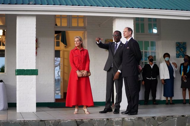 El Príncipe Eduardo (derecha), Conde de Wessex, y su esposa Sofía (izquierda), Condesa de Wessex, hablan con el Honorable Philip Pierre, Primer Ministro de Santa Lucía, en la Residencia del Primer Ministro en Santa Lucía, al inicio de su visita al Caribe,