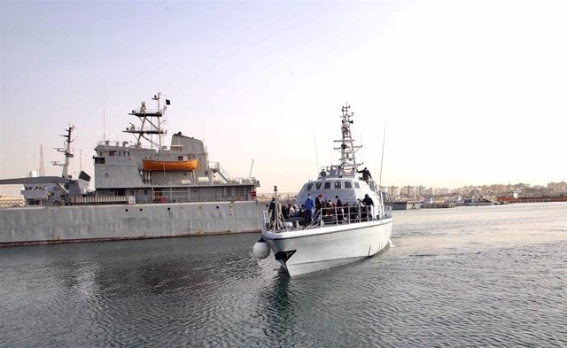 Archivo - Migrantes rescatados por la Guardia Costera libanesa llegan al puerto de Trípoli
