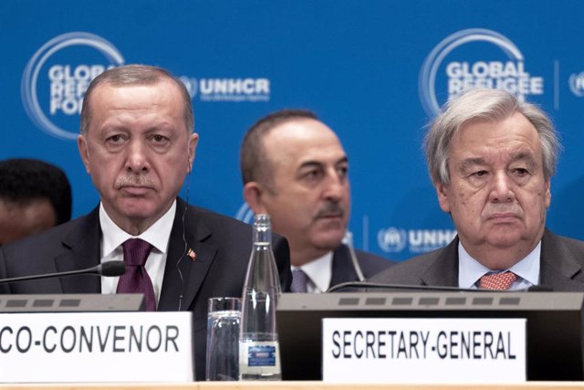 Archivo - El presidente turco, Recep Tayyip Erdogan, el ministro de Asuntos Exteriores turco, Mevlut Cavusoglu, y el secretario general de la ONU, Antonio Guterres, asisten al Foro Mundial de Refugiados del ACNUR.