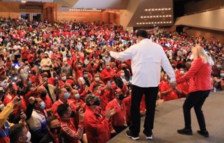 El presidente de Venezuela y del Partido Socialista Unido de Venezuela (PSUV) celebra su ratificación como líder del partido.