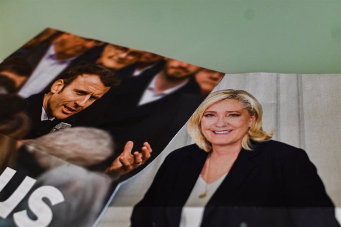 Carteles electorales de Emmanuel Macron y Marine Le Pen antes de la segunda vuelta