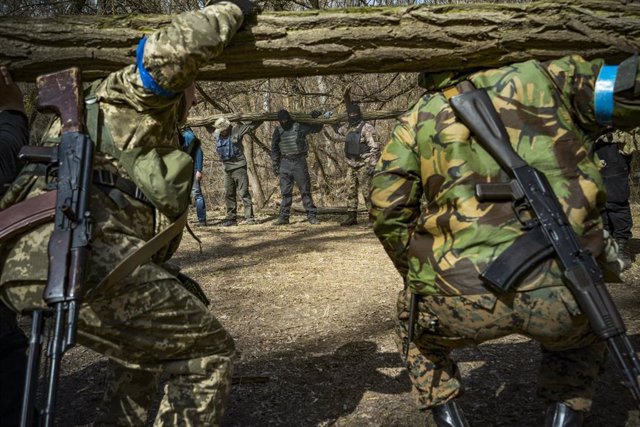Voluntarios civiles realizan ejercicios en un entrenamiento militar en los bosques de Zaporizhzhia, Ucrania.
