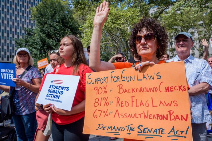 Archivo - 18 August 2019, US, New York: People hold placards as they take part in a rally at Foley Square to honour the victims of gun violence and to call Congress about the gun legislation. Photo: Erik Mcgregor/ZUMA Wire/dpa