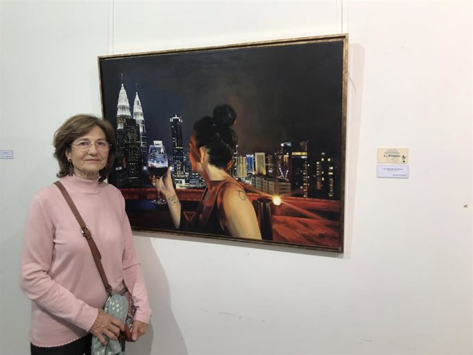La ganadora de Primer Premio del Salón de Primabera de ADAFA, Montse Donoso, por su obra "El brindis de Diana"
