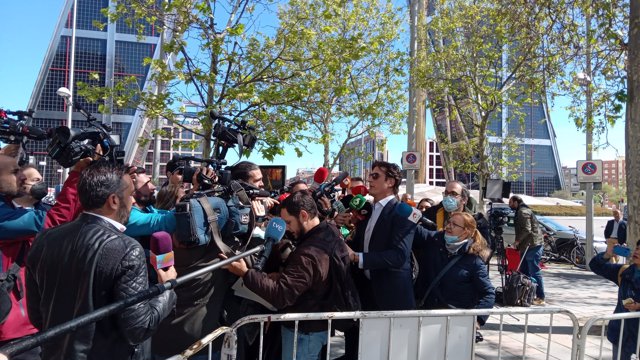 Luis Medina llega a los juzgados de la Plaza Castilla donde ha sido citado por el juez Carretero