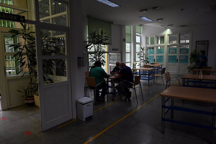 Archivo - Un grupo de ancianos conversa en la mesa de un centro de día de personas mayores de la Comunidad de Madrid en el segundo día de su reapertura tras más de 15 meses cerrados, a 22 de junio de 2021, en Madrid, (España). 