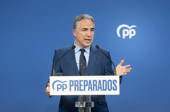 El coordinador general del PP, Elías Bendodo, en una rueda de prensa tras el Comité de Dirección del PP, en la sede de la calle Génova, a 11 de abril de 2022, en Madrid (España).