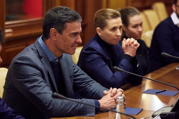 El presidente del Gobierno, Pedro Sánchez (1i), y la primera ministra de Dinamarca, Mette Frederiksen (2i), durante una reunión, a 21 de abril de 2022, en Kiev (Ucrania). Sánchez despegó ayer miércoles 20 de abril hacia una localidad de Polonia, cerca d