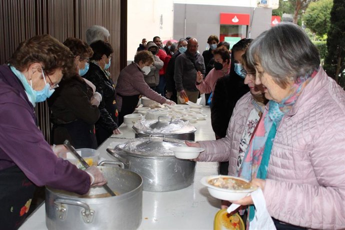 El Ayuntamiento de Binéfar reparte 400 'recaos' por San Jorge.