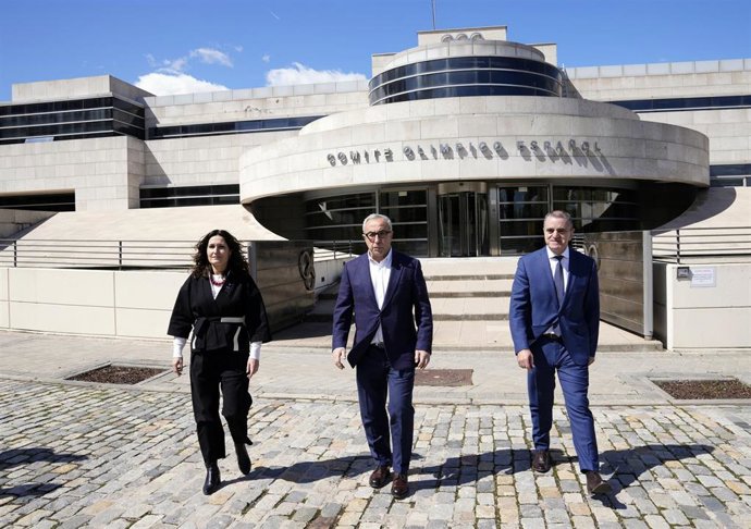 El presidente del COE, Alejandro Blanco; el presidente del CSD, José Manuel Franco; y la consellera de Presidencia de la Generalitat de Catalunya, Laura Vilagr, delante de la sede del COE.