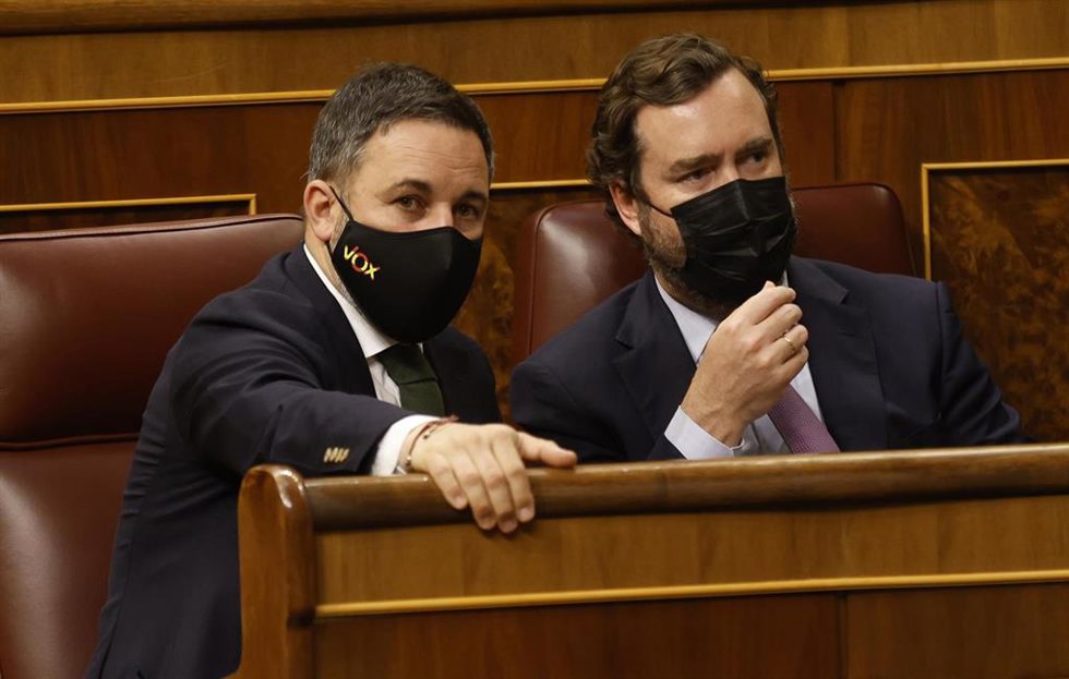 El presidente de Vox, Santiago Abascal (i), y el portavoz parlamentario de Vox, Iván Espinosa de los Monteros (d).