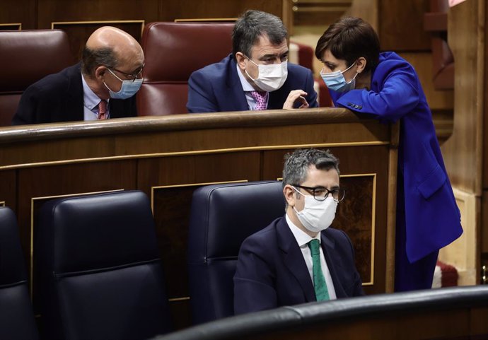 (I-D) El diputado del PNV, Mikel Legarda; el portavoz del PNV en el Congreso de los Diputados, Aitor Esteban; y la ministra portavoz, Isabel Rodríguez, conversan en el hemiciclo al lado del ministro de la Presidencia, Relaciones con las Cortes y Memoria