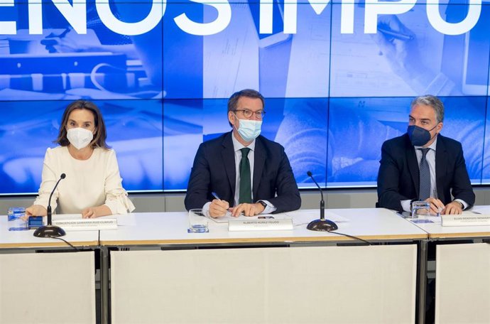 (I-D) La secretaria general del PP y portavoz del partido, Cuca Gamarra; el líder del PP, Alberto Núñez Feijóo; y el consejero de la Presidencia, Administración Pública e Interior, Elías Bendodo, en la reunión del Comité Ejecutivo Nacional