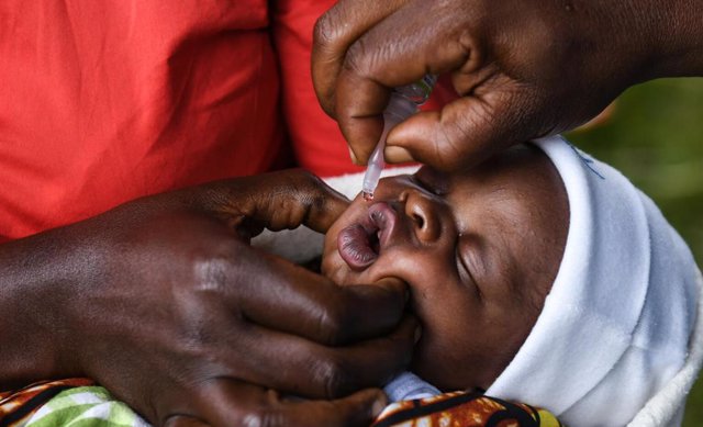 Archivo - Niño recibe la vacuna contra la polio en Malaui