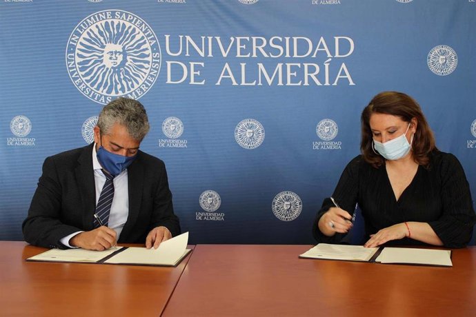 El rector de la UAL y la consejera de Agricultura firma un convenio de colaboración.