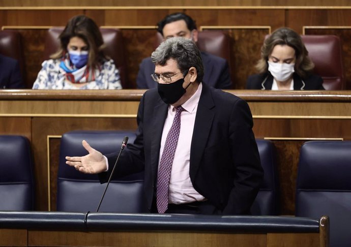 El ministro de Inclusión, Seguridad Social y Migraciones, José Luis Escrivá, interviene en una sesión plenaria, en el Congreso 