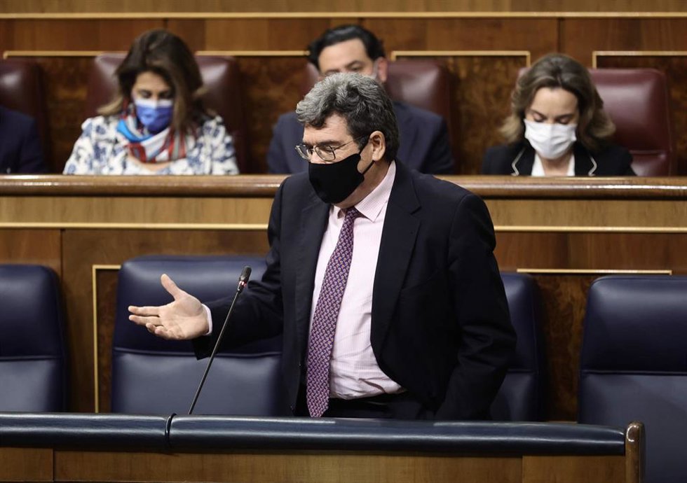 El ministro de Inclusión, Seguridad Social y Migraciones, José Luis Escrivá, interviene en una sesión plenaria, en el Congreso 