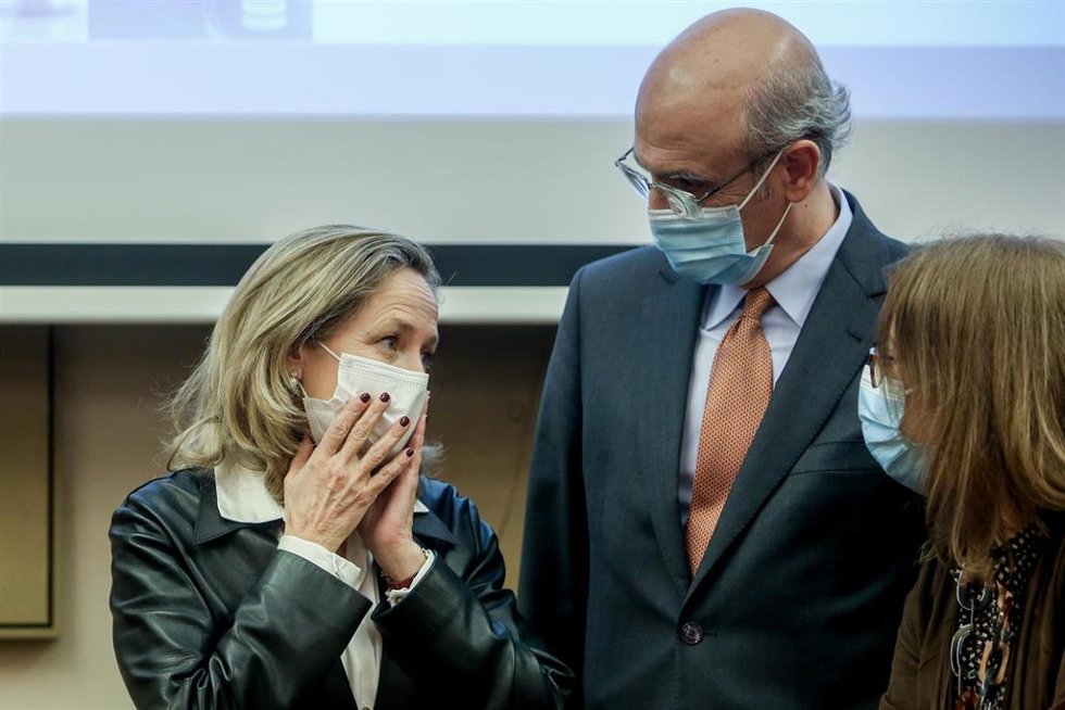 La vicepresidenta primera del Gobierno y ministra de Asuntos Económicos y Transformación Digital, Nadia Calviño, habla con el presidente de la mesa de la comisión, Celso Luis Delgado, a su llegada a la comparecencia en la Comisión