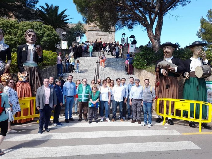Representantes de las instituciones en el Diumenge de l'ngel.