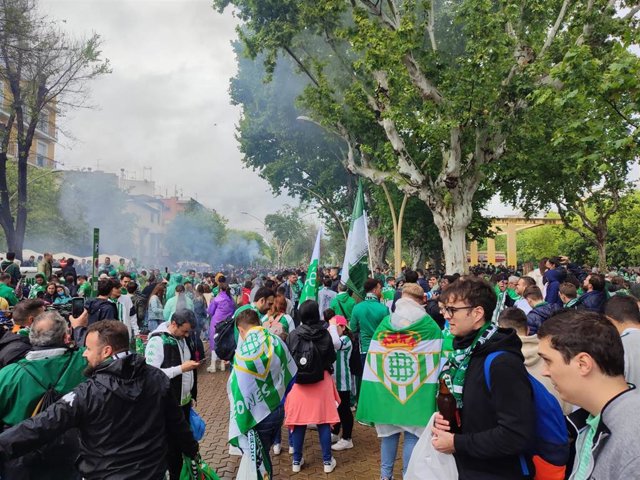 Aficionados del Betis en la horas previas al partido de Copa.