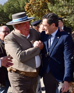 El presidente de la Junta de Andalucía, Juanma Moreno, durante su asistencia la procesión de la Virgen de la Cabeza en Andújar (Jaén)