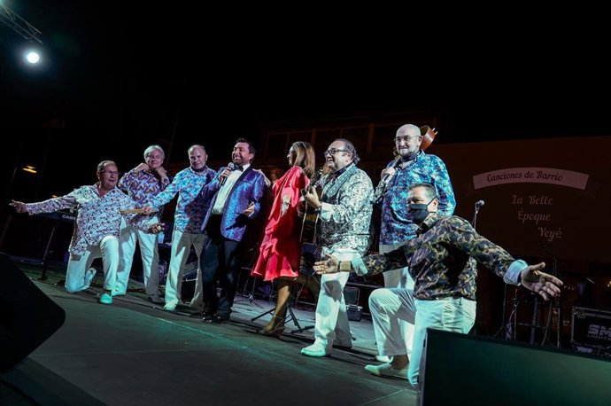 Archivo - José Manuel Parada con el resto de músicos de 'Canciones de Barrio' durante una actuación.