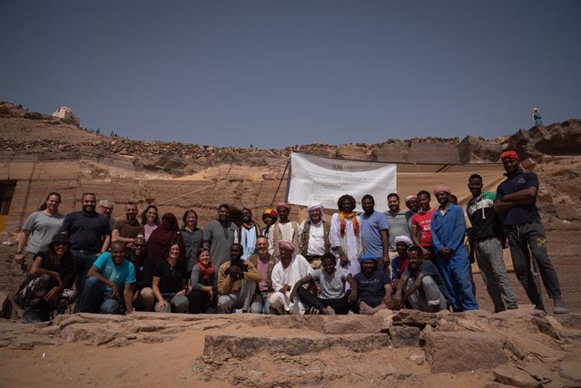 Archivo - Participantes en la XIV campaña de excavación de la UJA en la necrópolis de Qubbet el-Hawa.