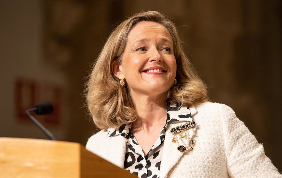 La vicepresidenta primera del Gobierno y ministra de Asuntos Económicos y Transformación Digital, Nadia Calviño, interviene tras una reunión con el presidente de la Junta de Extremadura en la sede de Presidencia del Ejecutivo regional, a 13 de abril 