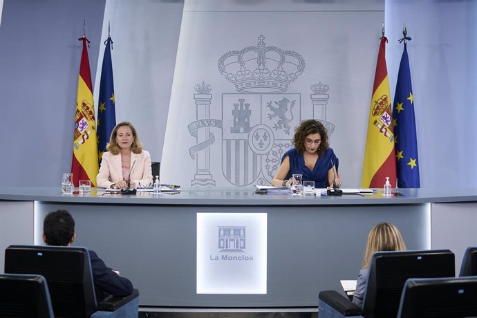 Archivo - La vicepresidenta segunda y ministra de Asuntos Económicos y Transformación Digital, Nadia Calviño (i), y la ministra de Hacienda y portavoz del Gobierno, María Jesús Montero.