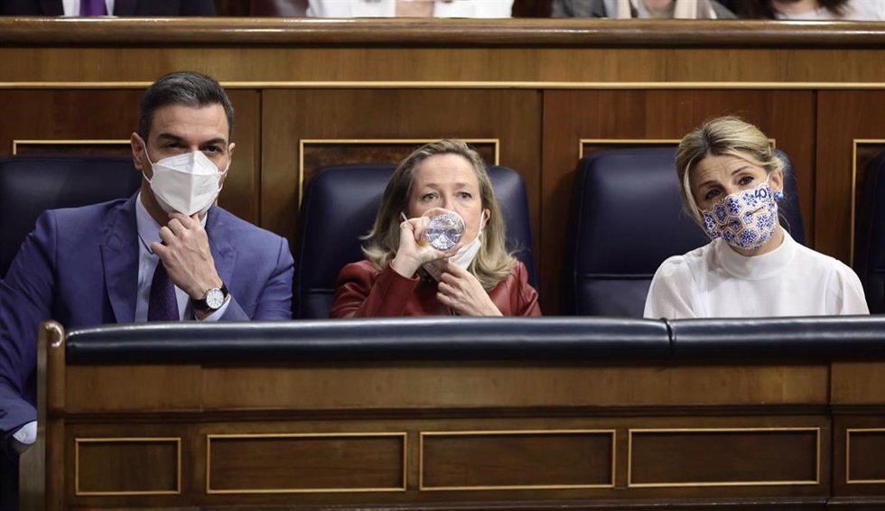 (I-D) El presidente del Gobierno, Pedro Sánchez; la vicepresidenta de Asuntos Económicos y Transformación Digital, Nadia Calviño; y la vicepresidenta de Trabajo y Economía Social, Yolanda Díaz