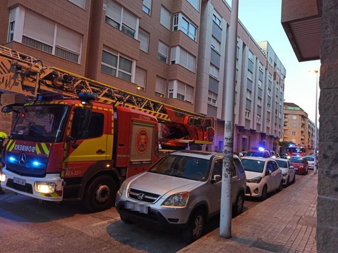 Salvan la vida a un hombre tras incendiarse el cuadro eléctrico de su vivienda mientras dormía