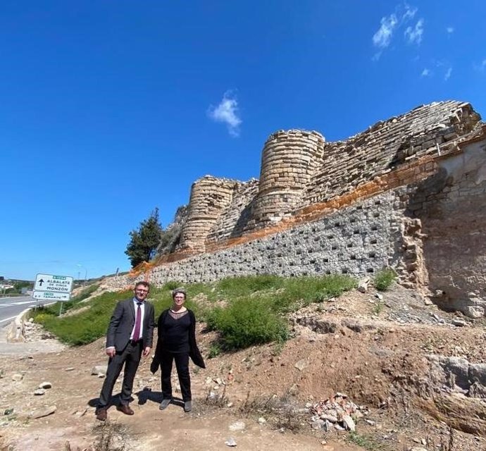 El Gobierno de Aragón invierte 294.000 euros en la conservación de la muralla del castillo de Zaidín (Huesca).